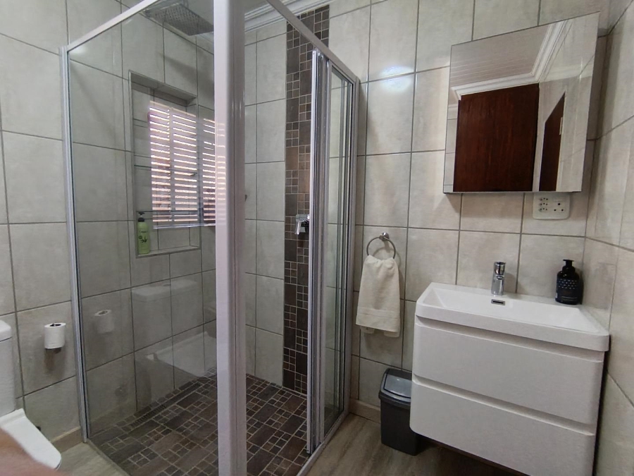 5 Bedroom Property for Sale in Langenhovenpark Free State